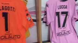VIDEO Palermo-Catanzaro, alle 12.30 il fischio d’inizio: le maglie che useranno i rosanero e lo striscione della Curva Nord