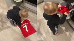 Piccolo tifoso dello United butta la maglia di Cristiano Ronaldo | VIDEO