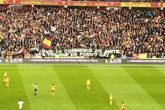 Derby del Nord, a Lens striscione anti-Lille a tinte porno gay: “No all’omofobia!”- immagine 2