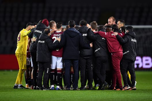 TURIN, ITALY - JANUARY 29: Torino FC form a group huddle after the final whistle in the Serie A match between Torino FC and ACF Fiorentina at Stadio Olimpico di Torino on January 29, 2021 in Turin, Italy. (Photo by Valerio Pennicino/Getty Images) TURIN, ITALY - JANUARY 29: Torino FC form a group huddle after the final whistle in the Serie A match between Torino FC and ACF Fiorentina at Stadio Olimpico di Torino on January 29, 2021 in Turin, Italy. (Photo by Valerio Pennicino/Getty Images)
