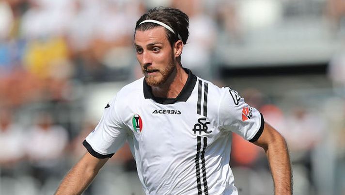 LA SPEZIA, ITALY - SEPTEMBER 12: Simone Bastoni of Spezia Calcio in action during the Serie A match between Spezia Calcio and Udinese Calcio at Stadio Alberto Picco on September 12, 2021 in La Spezia, Italy. (Photo by Gabriele Maltinti/Getty Images) Infortunio Bastoni, la Gazzetta: “I tempi di recupero dopo lo stop del laterale” - immagine 1