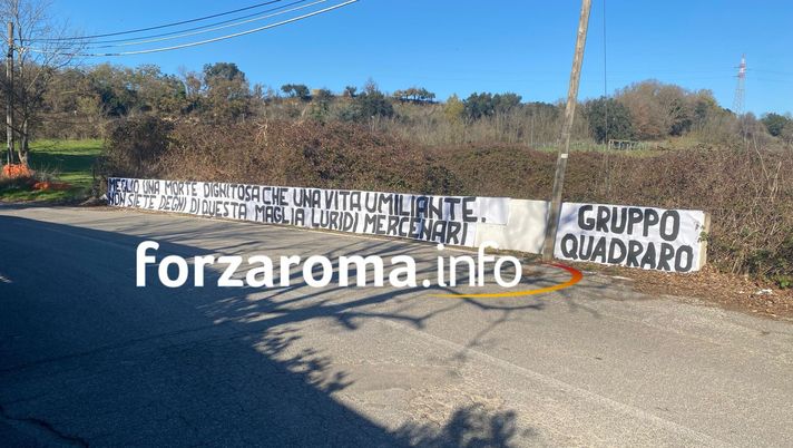 Roma, gli ultras attaccano: “Non siete degni di questa maglia, luridi mercenari” - immagine 1
