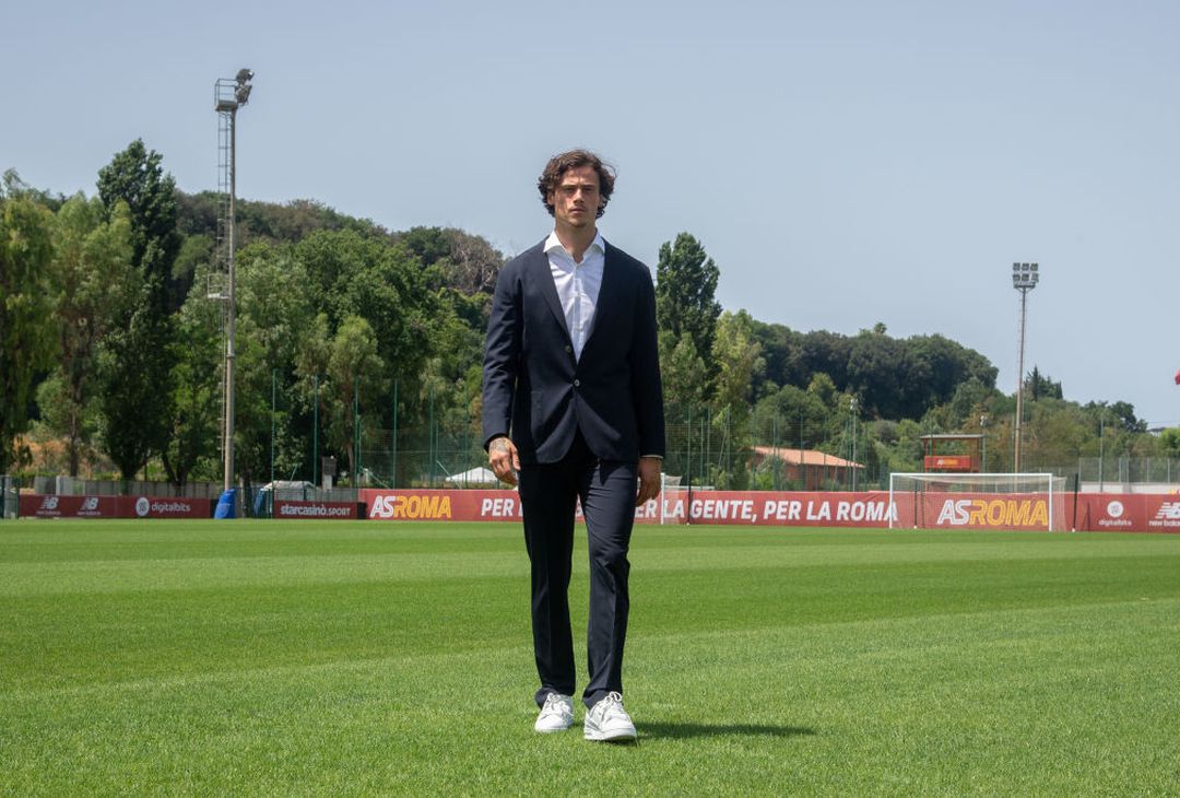 Ecco Svilar: gli scatti tra arrivo, firma e nuova maglia a Trigoria – FOTO GALLERY - immagine 7