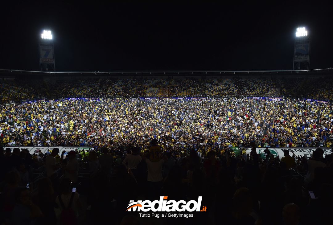  FROSINONE, ITALY - JUNE 16:  Fans of Frosinone celebrate after winning the serie B playoff match final between Frosinone Calcio v US Citta di Palermo at Stadio Benito Stirpe on June 16, 2018 in Frosinone, Italy.  (Photo by Tullio M. Puglia/Getty Images) 