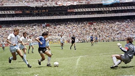 Il Napoli non potrà più utilizzare l'immagine di Maradona sulle maglie: la  decisione del Tribunale