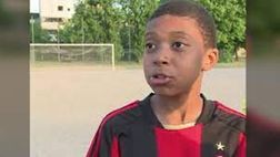2011: Mbappé, bambino, gioca con la maglia del Milan | VIDEO