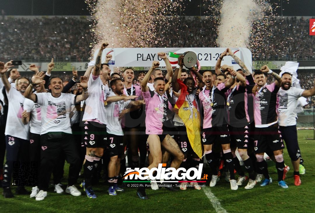 FOTO Palermo in Serie B, i festeggiamenti dei rosanero al Renzo Barbera (Gallery) - immagine 24
