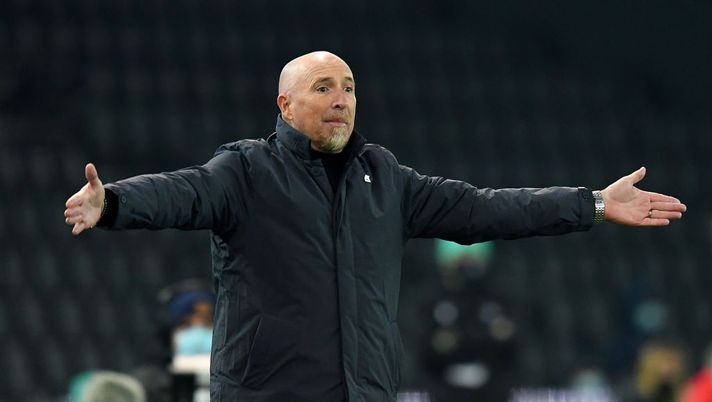 UDINE, ITALY - NOVEMBER 22: Rolando Maran head coach of Genoa CFC reacts during the Serie A match between Udinese Calcio and Genoa CFC at Dacia Arena on November 22, 2020 in Udine, Italy. (Photo by Alessandro Sabattini/Getty Images) UDINE, ITALY - NOVEMBER 22: Rolando Maran head coach of Genoa CFC reacts during the Serie A match between Udinese Calcio and Genoa CFC at Dacia Arena on November 22, 2020 in Udine, Italy. (Photo by Alessandro Sabattini/Getty Images)