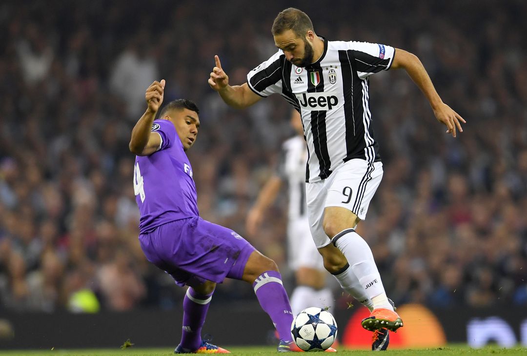  CARDIFF, WALES - JUNE 03: Casemiro of Real Madrid attempts to tackle Gonzalo Higuain of Juventus during the UEFA Champions League Final between Juventus and Real Madrid at National Stadium of Wales on June 3, 2017 in Cardiff, Wales.  (Photo by Laurence Griffiths/Getty Images) 