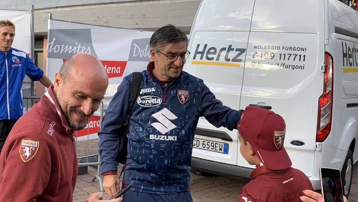 Ivan Juric con i tifosi granata al termine di un allenamento a Santa Cristina 
