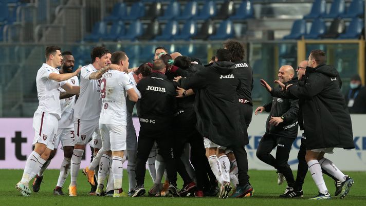 BERGAMO, ITALY - FEBRUARY 06: Federico Bonzzoli of Torino FC celebrates with team mates after scoring their side's third goal during the Serie A match between Atalanta BC  and Torino FC at Gewiss Stadium on February 06, 2021 in Bergamo, Italy. Sporting stadiums around Italy remain under strict restrictions due to the Coronavirus Pandemic as Government social distancing laws prohibit fans inside venues resulting in games being played behind closed doors. (Photo by Emilio Andreoli/Getty Images) 