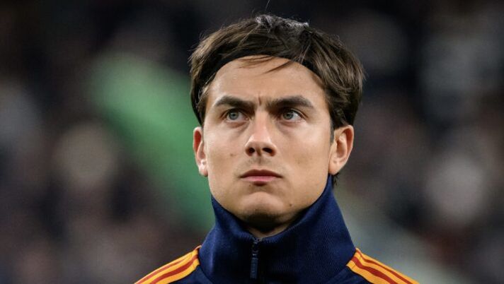 LONDON, ENGLAND - NOVEMBER 28: Paulo Dybala of AS Roma during the UEFA Europa League 2024/25 League Phase MD5 match between Tottenham Hotspur and AS Roma at Tottenham Hotspur Stadium on November 28, 2024 in London, England. (Photo by Fabio Rossi/AS Roma via Getty Images) Roma, conferme sui tempi di Dybala: la speranza per il rientro. E quando torna Rensch - immagine 1