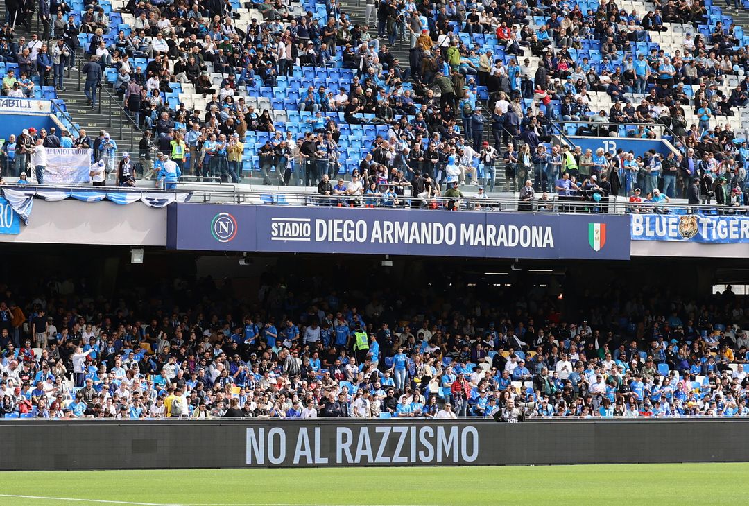 Il pubblico del Maradona dice no al razzismo prima di Napoli-Atalanta