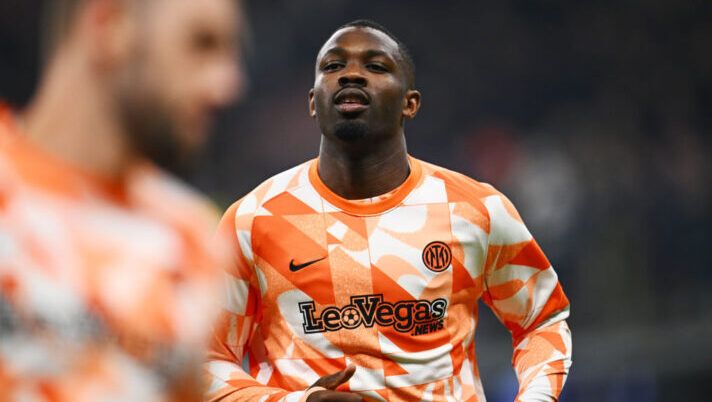 MILAN, ITALY - FEBRUARY 20: Marcus Thuram of FC Internazionale warms up ahead before the UEFA Champions League 2023/24 round of 16 first leg match between FC Internazionale and Atletico Madrid at Stadio Giuseppe Meazza on February 20, 2024 in Milan, Italy. (Photo by Mattia Ozbot - Inter/Inter via Getty Images) ULTIM’ORA – Inter, l’esito degli esami e i tempi di recupero per Thuram: il comunicato - immagine 1