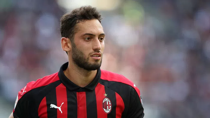 Hakan Calhanoglu, esterno del Milan