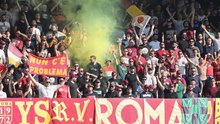 LECCE, ITALY - SEPTEMBER 29: Supporters of Roma during the Serie A match between US Lecce and AS Roma at Stadio Via del Mare on September 29, 2019 in Lecce, Italy. (Photo by Maurizio Lagana/Getty Images) Lecce-Roma, lunedì in vendita i biglietti per il settore ospiti: tagliandi a 19€ - immagine 1