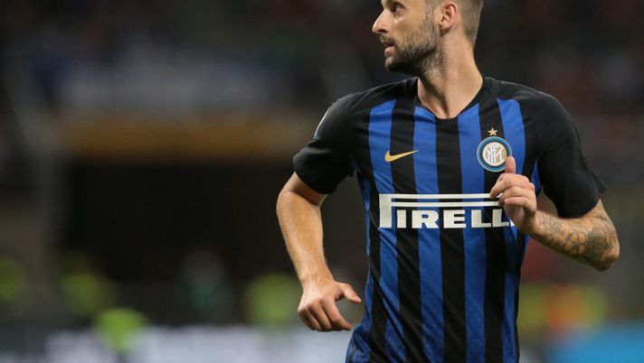 MILAN, ITALY - AUGUST 26: Marcelo Brozovic of FC Internazionale looks on during the serie A match between FC Internazionale and Torino FC at Stadio Giuseppe Meazza on August 26, 2018 in Milan, Italy. (Photo by Emilio Andreoli/Getty Images ) L’Inter perde Brozovic, Spalletti risponde: “Reazione emotiva. Vecino fuori perché…” - immagine 1