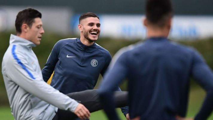 Inter Milan's Argentine forward Mauro Icardi (C) smiles during a training session on November 5, 2018 at the Appiano Gentile training ground near Milan, on the eve of the UEFA Champions League group B football match Inter Milan vs Barcelona. (Photo by Miguel MEDINA / AFP) (Photo credit should read MIGUEL MEDINA/AFP/Getty Images) Icardi è un altro: oggi discorso a tutta la squadra, ecco cosa dirà! E con Perisic… - immagine 1