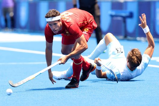TOKYO, JAPAN - JULY 24: Enrique Gonzalez de Castejon #8 of Team Spain chases the loose ball while Lucas Martinez #23 of Team Argentina falls to the ground during the Men's Pool A match on day one of the Tokyo 2020 Olympic Games at Oi Hockey Stadium on July 24, 2021 in Tokyo, Japan. (Photo by Alexander Hassenstein/Getty Images) TOKYO, JAPAN - JULY 24: Enrique Gonzalez de Castejon #8 of Team Spain chases the loose ball while Lucas Martinez #23 of Team Argentina falls to the ground during the Men's Pool A match on day one of the Tokyo 2020 Olympic Games at Oi Hockey Stadium on July 24, 2021 in Tokyo, Japan. (Photo by Alexander Hassenstein/Getty Images)