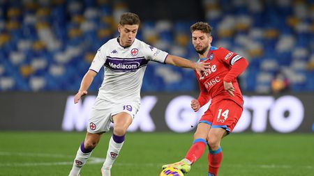 NAPLES, ITALY - JANUARY 13: Filippo Frison of ACF Fiorentina and Dries Mertens of SSC Napoli battle for the ball during the Coppa Italia match between SSC Napoli and ACF Fiorentina at Stadio Diego Armando Maradona on January 13, 2022 in Naples, Italy. (Photo by Francesco Pecoraro/Getty Images) NAPLES, ITALY - JANUARY 13: Filippo Frison of ACF Fiorentina and Dries Mertens of SSC Napoli battle for the ball during the Coppa Italia match between SSC Napoli and ACF Fiorentina at Stadio Diego Armando Maradona on January 13, 2022 in Naples, Italy. (Photo by Francesco Pecoraro/Getty Images)
