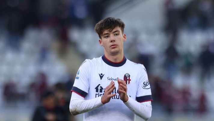 TURIN, ITALY - DECEMBER 12: Aaron Hickey of Bologna FC applauds the fans following the final whistle of the Serie A match between Torino FC and Bologna FC at Stadio Olimpico di Torino on December 12, 2021 in Turin, Italy. (Photo by Jonathan Moscrop/Getty Images) NEWS – Lotito: no a Milinkovic alla Juve! Stop Hickey, Duvan Zapata, Simeone, Zaniolo, Karsdorp… - immagine 1