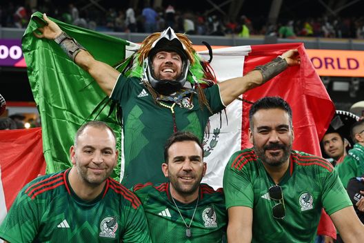 (Getty Images) Mondiali, clamorosa idea dei tifosi messicani: trovati tanti alcolici nei binocoli- immagine 2