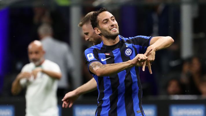 MILAN, ITALY - AUGUST 20: Hakan Calhanoglu of FC Internazionale celebrates scoring their side's second goal during the Serie A match between FC Internazionale and Spezia Calcio at Stadio Giuseppe Meazza on August 20, 2022 in Milan, Italy. (Photo by Marco Luzzani/Getty Images) Pioli rivela: “Frasi di Calhanoglu in spogliatoio? Ecco perché le ho appese…” - immagine 1