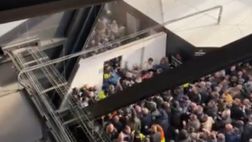 Tutta colpa di quel cancello…London derby, battaglia campale tra tifosi di West Ham e Spurs
