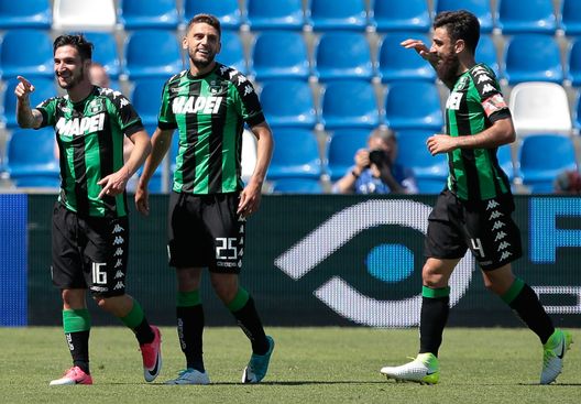 REGGIO NELL'EMILIA, ITALY - MAY 21: Matteo Politano of US Sassuolo Calcio (L) celebrates his goal with his team-mates Domenico Berardi (C) and Francesco Magnanelli (R) during the Serie A match between US Sassuolo and Cagliari Calcio at Mapei Stadium - Citta' del Tricolore on May 21, 2017 in Reggio nell'Emilia, Italy. (Photo by Emilio Andreoli/Getty Images) REGGIO NELL'EMILIA, ITALY - MAY 21: Matteo Politano of US Sassuolo Calcio (L) celebrates his goal with his team-mates Domenico Berardi (C) and Francesco Magnanelli (R) during the Serie A match between US Sassuolo and Cagliari Calcio at Mapei Stadium - Citta' del Tricolore on May 21, 2017 in Reggio nell'Emilia, Italy. (Photo by Emilio Andreoli/Getty Images)