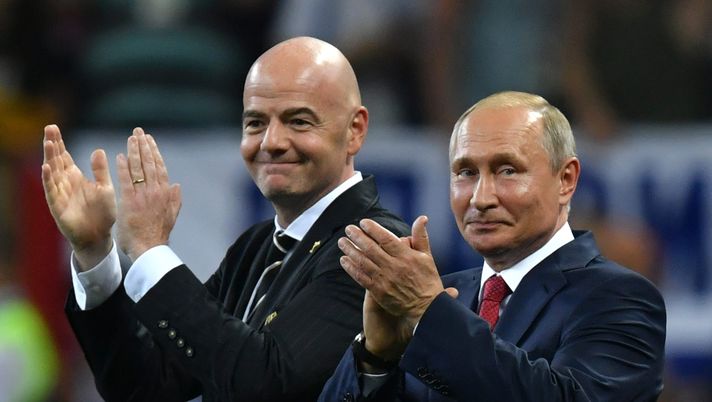 MOSCOW, RUSSIA - JULY 15:  FIFA president Gianni Infantino and President of Russia Vladimir Putin applaud the players on stage following the 2018 FIFA World Cup Final between France and Croatia at Luzhniki Stadium on July 15, 2018 in Moscow, Russia.  (Photo by Dan Mullan/Getty Images) 