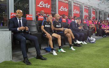 MILAN, ITALY - AUGUST 20: FC Internazionale Milano coach Luciano Spalletti (L) looks on before the Serie A match between FC Internazionale and ACF Fiorentina at Stadio Giuseppe Meazza on August 20, 2017 in Milan, Italy. (Photo by Marco Luzzani - Inter/Inter via Getty Images)