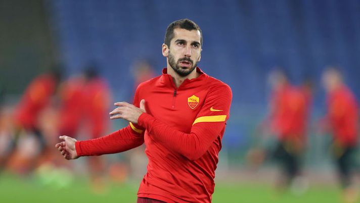 ROME, ITALY - DECEMBER 17: Henrikh Mkhitaryan of Roma warms up ahead of the Serie A match between AS Roma and Torino FC at Stadio Olimpico on December 17, 2020 in Rome, Italy. The match will be played without fans, behind closed doors as a Covid-19 precaution. (Photo by Paolo Bruno/Getty Images) Tiago Pinto: “Roma, cosa succede per i rinnovi di Mkhitaryan e Pellegrini” - immagine 1