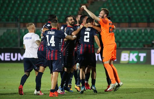 COSENZA, ITALY - JULY 31: Players of Cosenza celebrate during the serie B match between Cosenza Calcio and SS Juve Stabia at Stadio San Vito on July 31, 2020 in Cosenza, Italy. (Photo by Maurizio Lagana/Getty Images for Lega Serie B) COSENZA, ITALY - JULY 31: Players of Cosenza celebrate during the serie B match between Cosenza Calcio and SS Juve Stabia at Stadio San Vito on July 31, 2020 in Cosenza, Italy. (Photo by Maurizio Lagana/Getty Images for Lega Serie B)