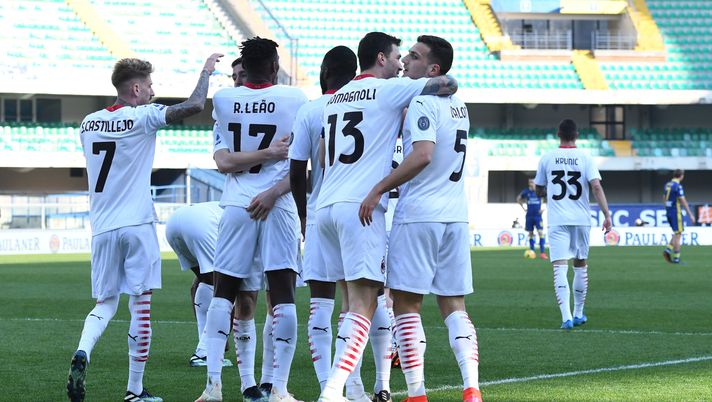 VERONA, ITALY - MARCH 07: Diogo Dalot of AC Milan  celebrates after scoring his team second goal during the Serie A match between Hellas Verona FC  and AC Milan at Stadio Marcantonio Bentegodi on March 07, 2021 in Verona, Italy. (Photo by Alessandro Sabattini/Getty Images) 