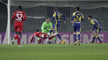 VERONA, ITALY - DECEMBER 22: Gaetano Castrovilli (L) of ACF Fiorentina scores his team's first goal during the Serie A match between Hellas Verona and ACF Fiorentina at Stadio Marcantonio Bentegodi on December 22, 2021 in Verona, Italy. (Photo by Giuseppe Cottini/Getty Images) VERONA, ITALY - DECEMBER 22: Gaetano Castrovilli (L) of ACF Fiorentina scores his team's first goal during the Serie A match between Hellas Verona and ACF Fiorentina at Stadio Marcantonio Bentegodi on December 22, 2021 in Verona, Italy. (Photo by Giuseppe Cottini/Getty Images)