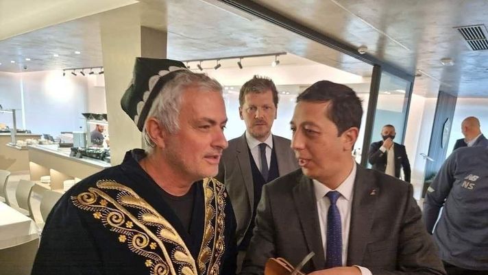 Mourinho immortalato in abiti tipici dell’Uzbekistan: lo scatto a Trigoria è virale Mourinho immortalato in abiti tipici dell’Uzbekistan: lo scatto a Trigoria è virale - immagine 1