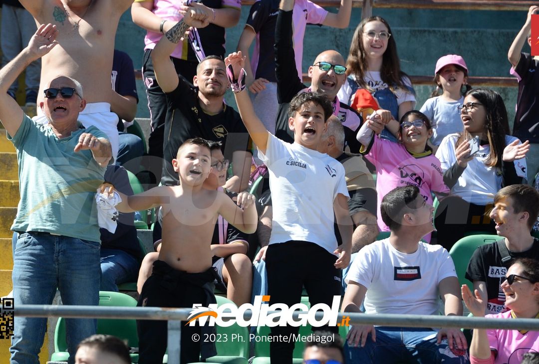 FOTOTIFO Palermo-Spal 2-1, gli scatti ai tifosi al “Renzo Barbera” (GALLERY) - immagine 61