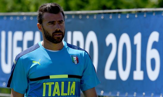 MONTPELLIER, FRANCE - JUNE 09: Andrea Barzagli of Italy looks at the end of the training session on June 9, 2016 in Montpellier, France. (Photo by Claudio Villa/Getty Images) Italia, Barzagli: “C’è un po’ di sfiducia e negatività nella Nazionale”- immagine 2