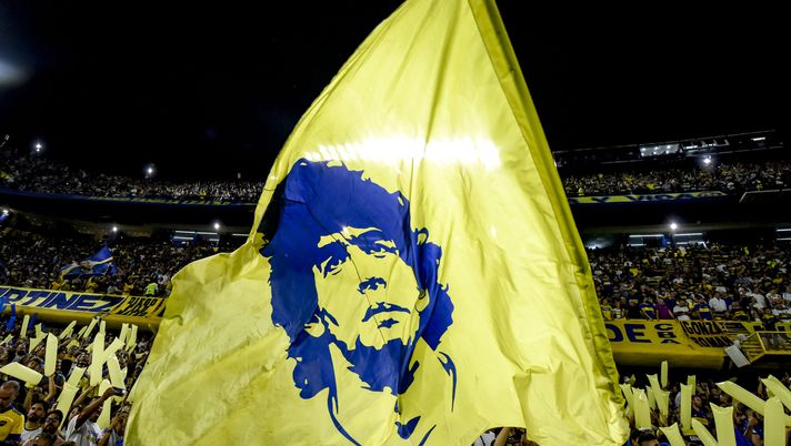 BUENOS AIRES, ARGENTINA - MARCH 06: Fans of Boca Juniors wave a flag of late football legend Diego Maradona before a match between Boca Juniors and Defensa y Justicia as part of Liga Profesional 2023 at Estadio Alberto J. Armando on March 6, 2023 in Buenos Aires, Argentina. (Photo by Marcelo Endelli/Getty Images) Boca Napoli