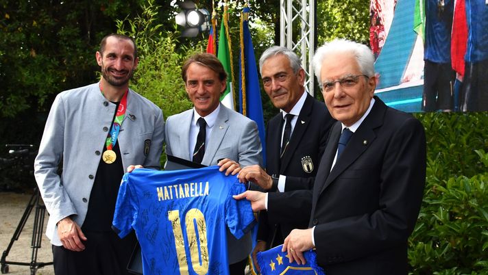 ROME, ITALY - JULY 12: (L-R) Italy captain Giorgio Chellini, Italy coach Roberto Mancini, FIGC President Gabriele Gravina and President Sergio Mattarella pose during the meeting between President of Italy Sergio Mattarella and the Italian national football team after their July 11 win against England in the Euro 2020 championship finals on July 12, 2021 in Rome, Italy. (Photo by Claudio Villa/Getty Images) Gravina lapidario: “Zero possibilità che l’Italia venga ripescata al Mondiale” - immagine 1