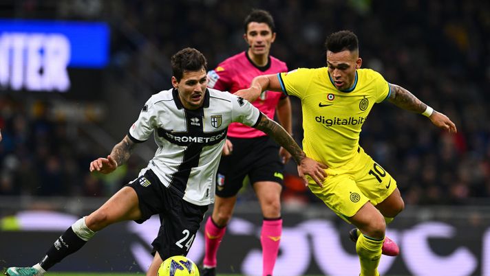 MILAN, ITALY - JANUARY 10: Lautaro Martinez of FC Internazionale competes for the ball with Stanko Juric of Parma Calcio during the Coppa Italia Match between FC Internazionale and Parma Calcio at Stadio Giuseppe Meazza on January 10, 2023 in Milan, Italy. (Photo by Mattia Ozbot - Inter/Inter via Getty Images) La solita Inter, ottavi di Coppa Italia e vittoria ai supplementari: una abitudine - immagine 1