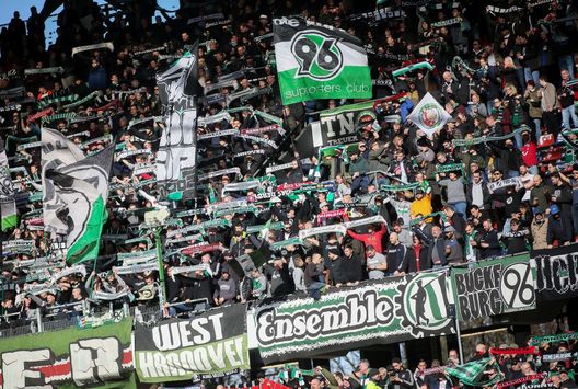 Tifosi dell'Hannover 96 in festa durante la partita di Seconda Bundesliga tra Hannover 96 e Hamburger SV all'HDI-Arena il 15 febbraio 2020 a Hannover, Germania. (Foto di Selim Sudheimer/Bongarts/Getty Images) L’Hannover 96 lancia una maglia contro il razzismo con un messaggio forte- immagine 2