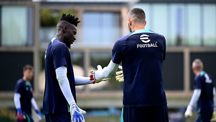 COMO, ITALY - JULY 06: Samir Handanovic of FC Internazionale and André Onana of FC Internazionale during the FC Internazionale training session at the club's training ground Suning Training Center at Appiano Gentile on July 06, 2022 in Como, Italy. (Photo by Mattia Ozbot - Inter/Inter via Getty Images) Galli: “Alternanza Handanovic-Onana? Inter, in porta serve chiarezza perchè…” - immagine 1