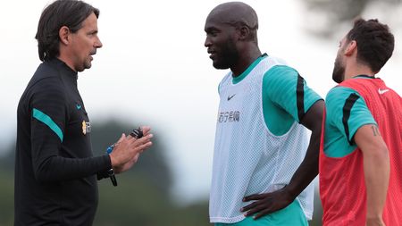 COMO, ITALY - AUGUST 03: FC Internazionale coach Simone Inzaghi speaks with his player Romelu Lukaku and Hakan Calhanoglu during an FC Internazionale training session at the club's training ground Suning Training Center in memory of Angelo Moratti on August 03, 2021 in Como, Italy. (Photo by Emilio Andreoli - Inter/Inter via Getty Images)