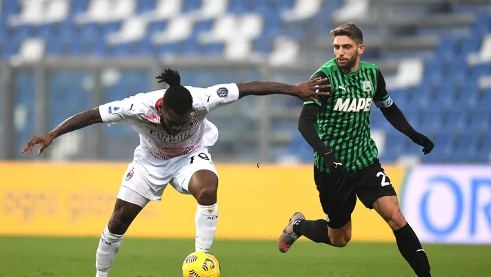 Franck Kessie e Domenico Berardi in un'azione di Sassuolo-Milan (Getty Images)