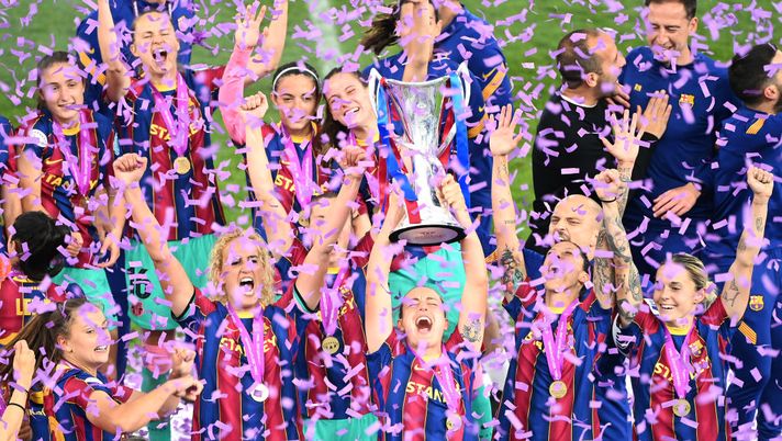 GOTHENBURG, SWEDEN - MAY 16: Alexia Putellas of FC Barcelona lifts the UEFA Women's Champions League Trophy in celebration with team mates following the UEFA Women's Champions League Final match between Chelsea FC and Barcelona at Gamla Ullevi on May 16, 2021 in Gothenburg, Sweden. (Photo by David Lidstrom/Getty Images) Calcio femminile, clasico da record in Spagna: attesi 70mila spettatori - immagine 1