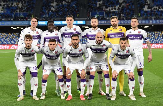NAPLES, ITALY - JANUARY 13: ACF Fiorentina team poses for a photograph prior tod the Coppa Italia match between SSC Napoli and ACF Fiorentina at Stadio Diego Armando Maradona on January 13, 2022 in Naples, Italy. (Photo by Francesco Pecoraro/Getty Images) FINALE – Si vola ai quarti! Fiorentina dilagante nei supplementari, 2-5 al Napoli- immagine 2