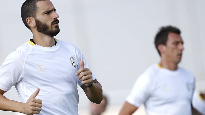 Juventus' Italian defender Leonardo Bonucci (L) takes part in a training session with teammates on the eve of the UEFA Champions League football match Juventus Vs FC Sevilla on September 13, 2016 at the Juventus Training Centre in Vinovo, near Turin. / AFP / MARCO BERTORELLO (Photo credit should read MARCO BERTORELLO/AFP/Getty Images) BREAKING – Infortunio muscolare per Chiellini! Convocato Bonucci. Bacca e Ilicic… - immagine 1