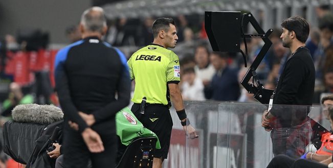 L'arbitro Maurizio Mariani va al VAR per assegnare il rigore agli ospiti in Milan-Napoli 1-2 (Serie A 2022-2023) | AC Milan News (Getty Images) Arbitro Maurizio Mariani moviola Milan-Napoli 1-2 Serie A 2022-2023 VAR