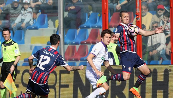CROTONE, ITALY - MARCH 19: Djamel Mesbah (R) of Crotone competes for the ball with Federico Chiesa of Fiorentina during the Serie A match between FC Crotone and ACF Fiorentina at Stadio Comunale Ezio Scida on March 19, 2017 in Crotone, Italy. (Photo by Maurizio Lagana/Getty Images) CROTONE, ITALY - MARCH 19: Djamel Mesbah (R) of Crotone competes for the ball with Federico Chiesa of Fiorentina during the Serie A match between FC Crotone and ACF Fiorentina at Stadio Comunale Ezio Scida on March 19, 2017 in Crotone, Italy. (Photo by Maurizio Lagana/Getty Images)